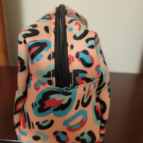 CLJNIQUE COSMETIC BAG  Leopard or Cheetah Print - Picture 4 of 6